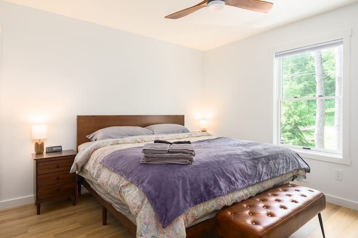 Nuku tilavassa king-vuoteessa, joka sijaitsee ensimmäisessä kerroksessa.