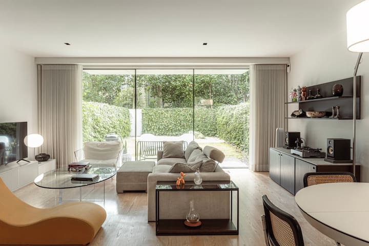 The House – private garden and park