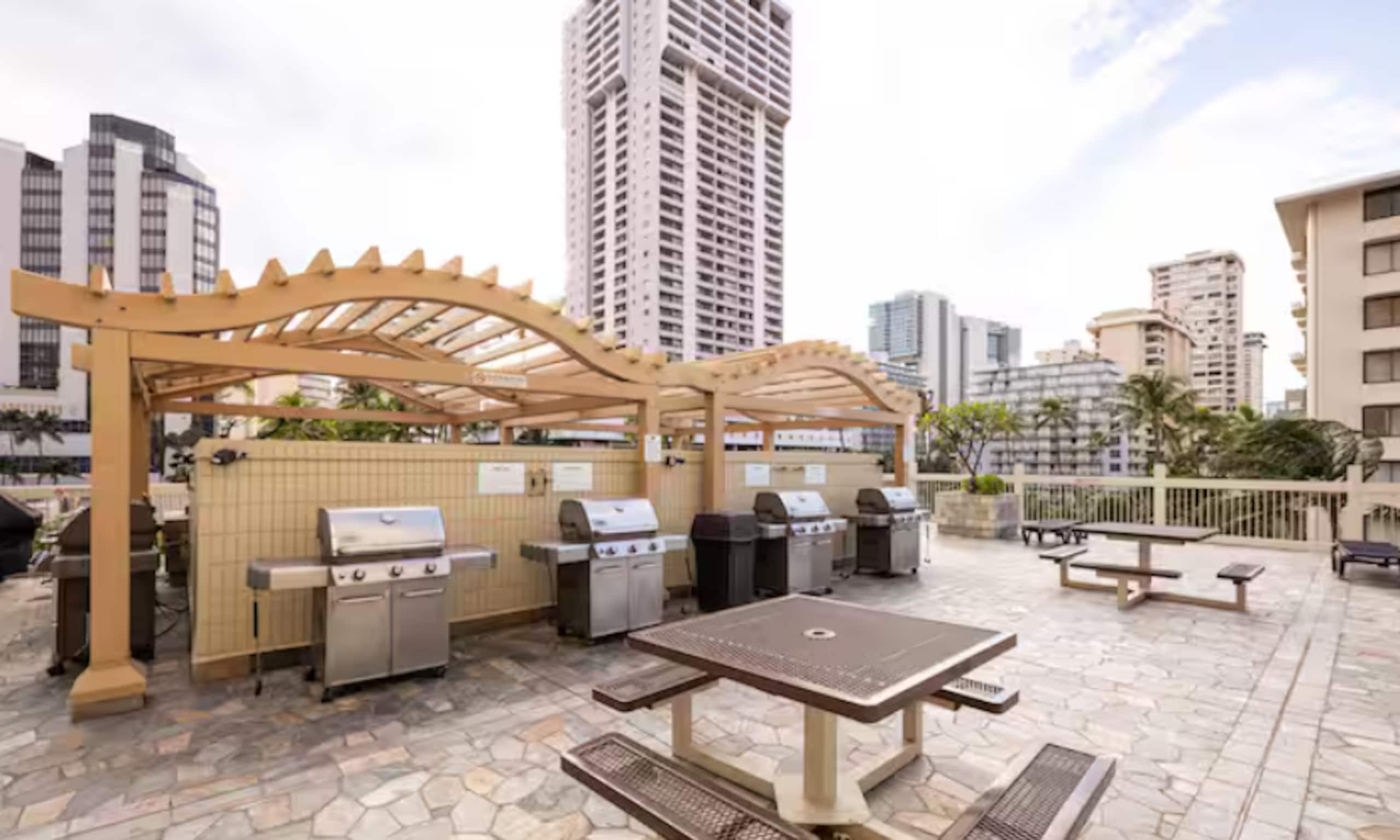 Condo in Honolulu · ★4.82 · Studio · 2 beds · 1 bath - Image 26