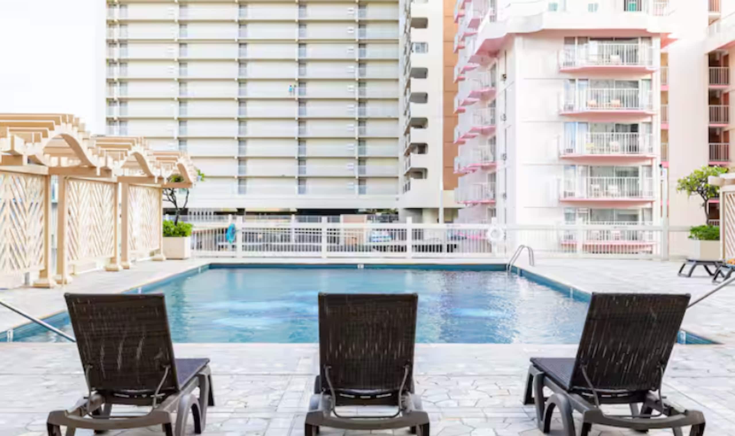 Condo in Honolulu · ★4.82 · Studio · 2 beds · 1 bath - Image 17