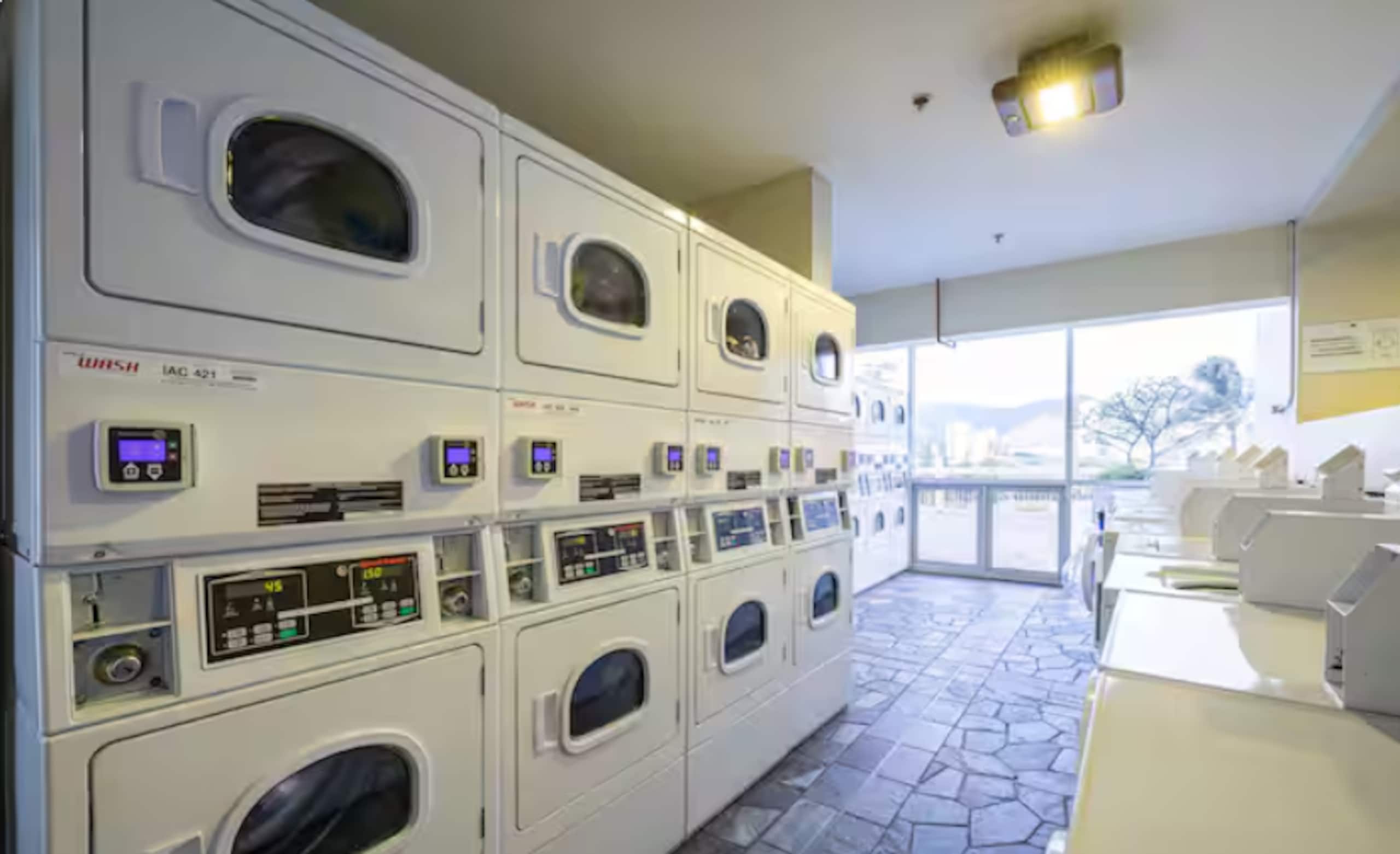 Condo in Honolulu · ★4.82 · Studio · 2 beds · 1 bath - Image 13