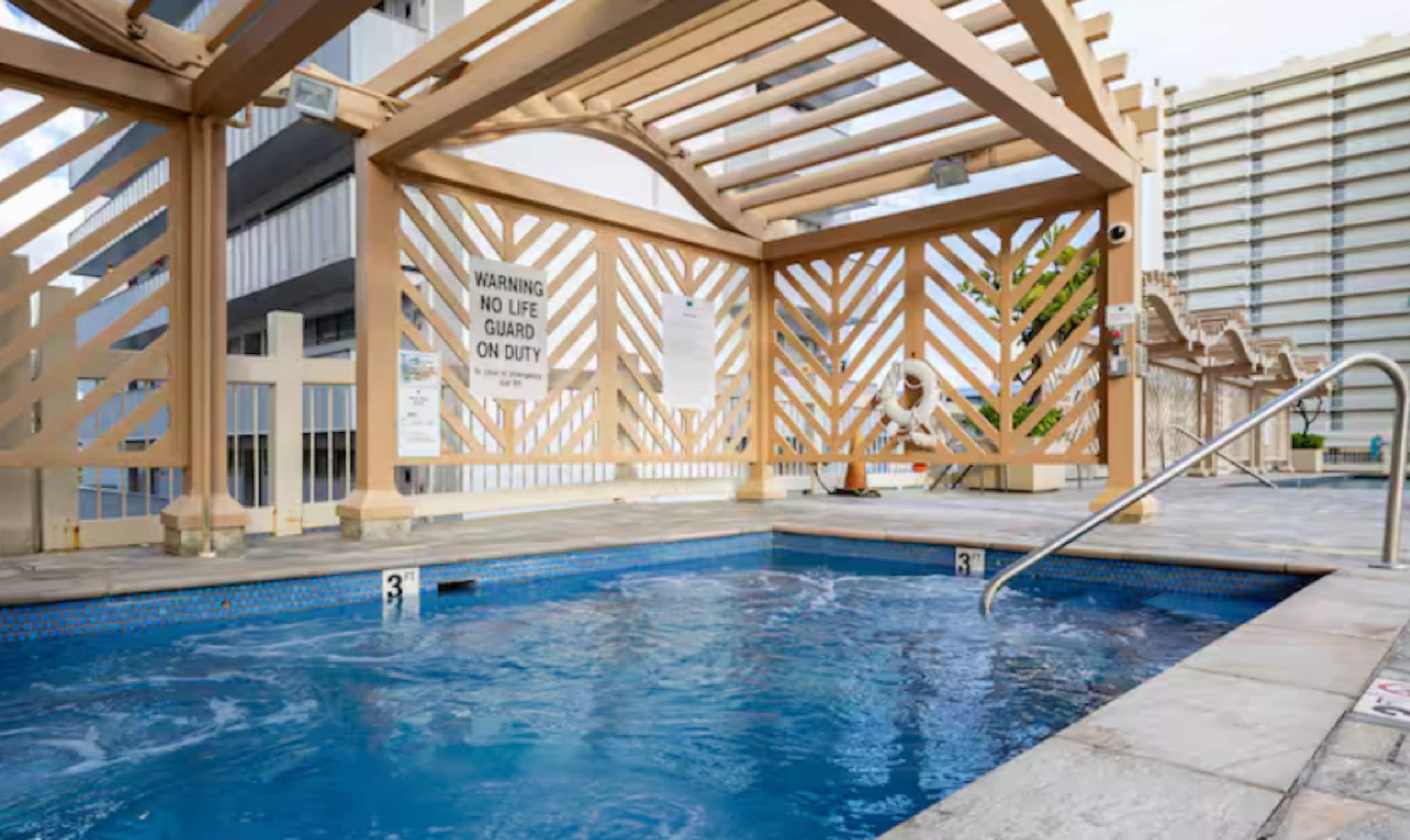 Condo in Honolulu · ★4.82 · Studio · 2 beds · 1 bath - Image 16