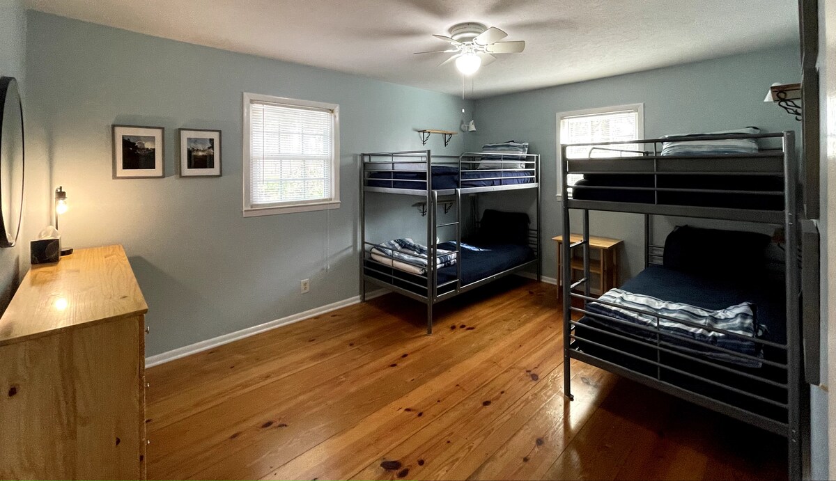 Slaapkamer 3:  2 stapelbedden. Leeslampen en planken voor elk bed.  (Niet meer dan 175 pond per stapelbed, alsjeblieft)