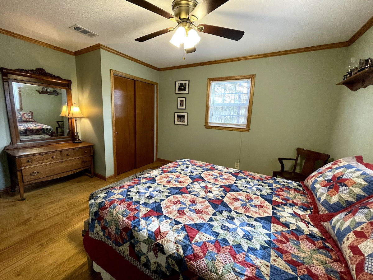 Slaapkamer 2:  Groot bed.