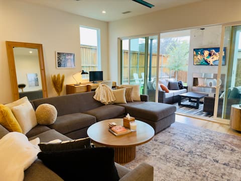 Popular Airbnb listing: Central Dallas+King Suites+Covered Patio+Yard in Belmont Park