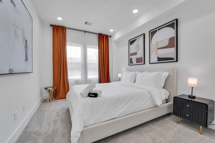 Მშვიდი საძინებელი ხარისხიანი თეთრეულითა და კარგად მოფიქრებული დიზაინის დეტალებით