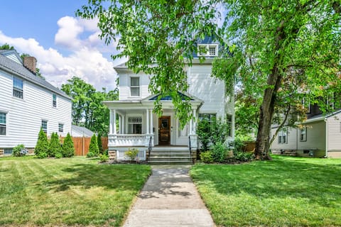 Charming Elyria Retreat