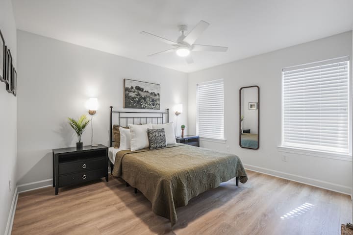 Spavaća soba s bračnim krevetom na drugom katu ima mnogo prirodnog svjetla i dovoljno ormara/prostora za odlaganje.