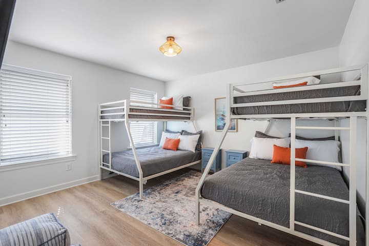 Soba na kat je svijetla i privlačna! Soba ima dva puna madraca i dva dvostruka madraca te veliki ormar za odlaganje.