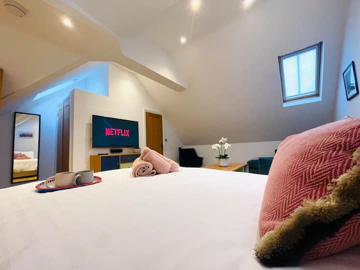 Stunning, Private & Airy Town Centre Loft Studio - London Stansted Airport (STN)