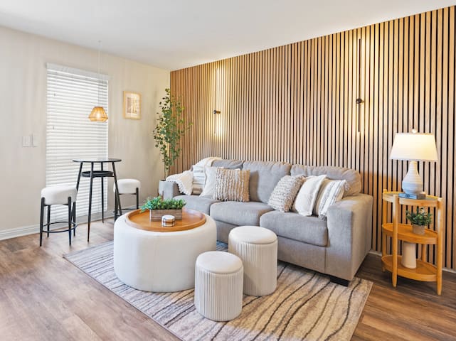 2 Bdrm Condo + Parking in Heart of Mission Beach!