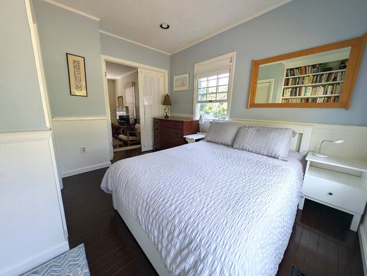 Chambre au 1er étage avec un lit double située à l'extérieur du salon. 