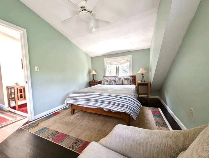 Chambre 2 au 2ème étage avec lit Queen