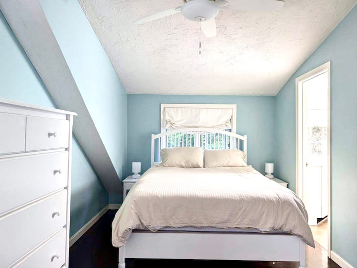 Chambre principale au 2e étage avec salle de bain complète attenante. 