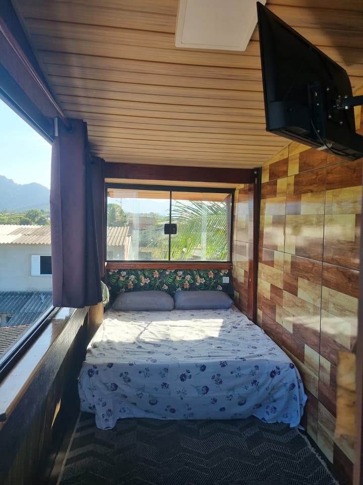 La habitación súper acogedora y cómoda con una vista increíble, la habitación mide  3.40  X 1.5 y tiene un ventilador, televisión inteligente, mesa con dos sillas, estante, ropa de cama, almohadas y mantas y un sofá que se convierte en cama.