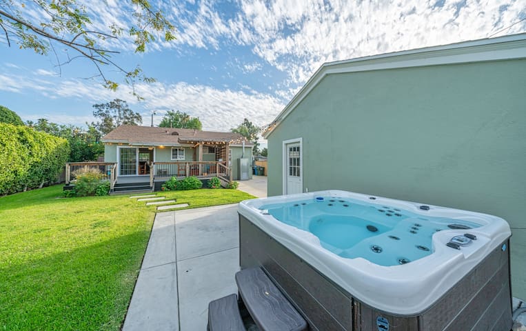 20% OFF Monthly – Charming Home & Backyard Oasis