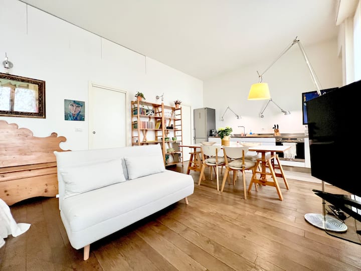 El sofá cama tiene capacidad para 2 personas (tamaño: 140x200 cm)