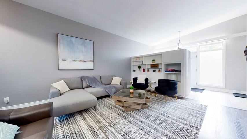 Lux House with 7 Bedrooms/3 Baths + Yoga/Sun Room gallery image 4