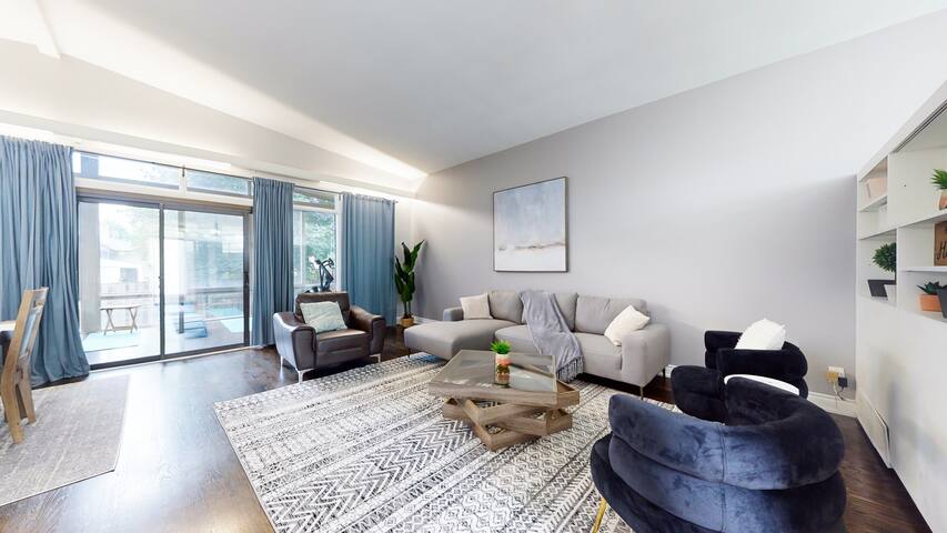 Lux House with 7 Bedrooms/3 Baths + Yoga/Sun Room gallery image 2