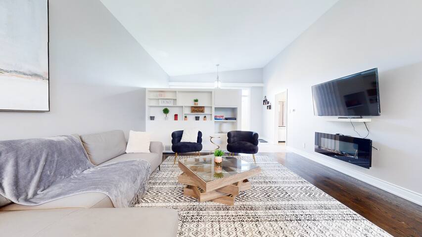 Lux House with 7 Bedrooms/3 Baths + Yoga/Sun Room gallery image 5