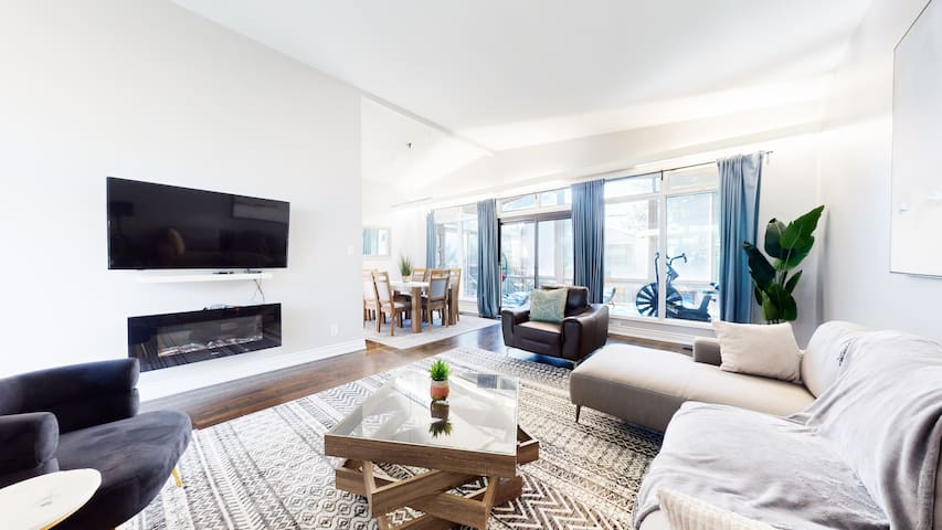 Lux House with 7 Bedrooms/3 Baths + Yoga/Sun Room