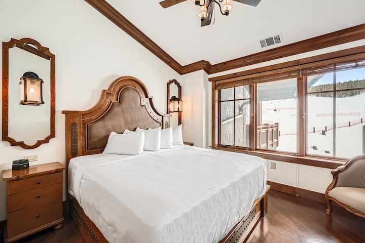 Glavna spavaća soba 2 također ima luksuzni bračni krevet, televizor pričvršćen za zid za zabavu i velike prozore koji nude prekrasan pogled na planine stvarajući mirnu i opuštajuću atmosferu.