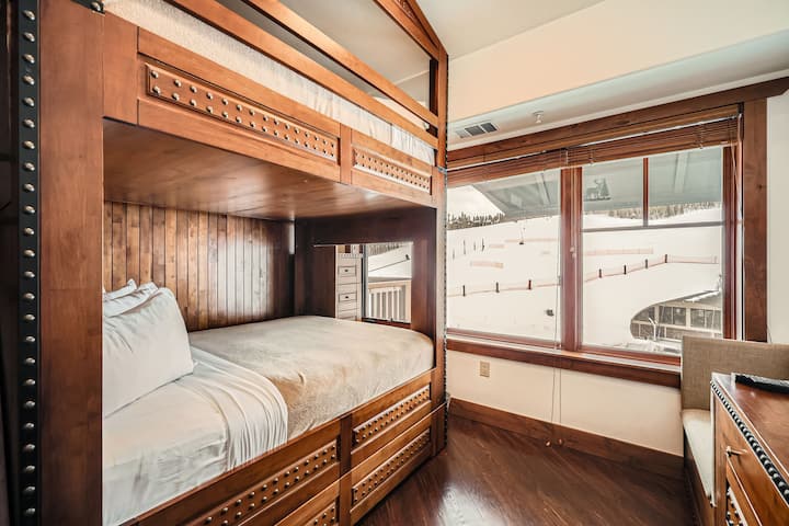 Spavaća soba za goste 2 također uključuje krevet na kat s bračnim krevetom i dodatnim ležajem koji je savršen za obitelji ili grupe. Ima i televizor za zabavu i velike prozore s prekrasnim pogledom na planine.