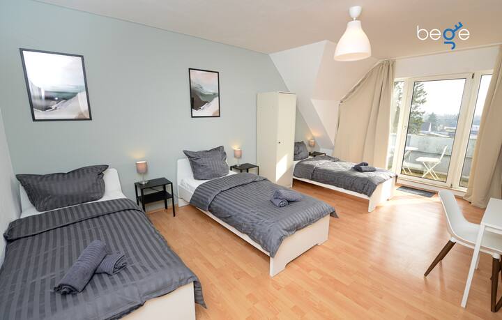 Spálňa 1 s tromi samostatnými posteľami, posedením a inteligentným televízorom 