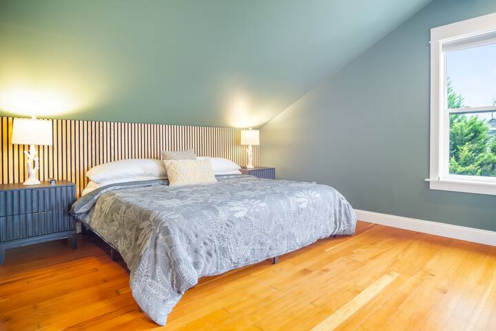 Best Area + Beautiful Yard + AC + Oregon Design gallery image 3