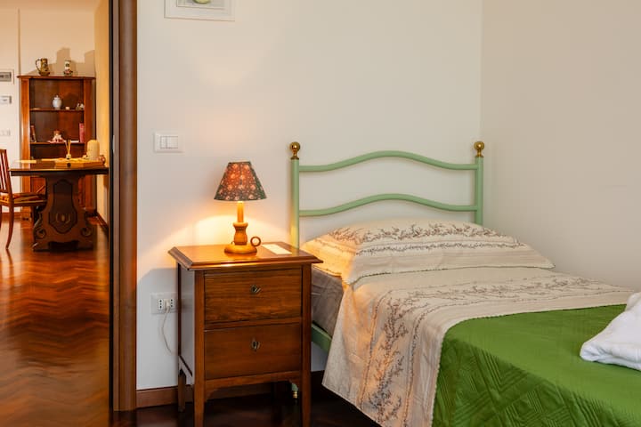 Comodino per lampada, libri o piccoli oggetti personali.
