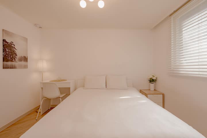 “심플하고 세련된 감성의 세컨드 침실입니다. 넉넉한 침대와 차분한 분위기 속에서 편안한 휴식을 취해보세요.”