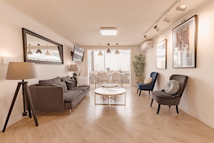 “This is an emotional living space with warm light and stylish decor. With a spacious and comfortable structure, you can spend a relaxing and cozy time with friends, lovers, and anyone in your family. ”