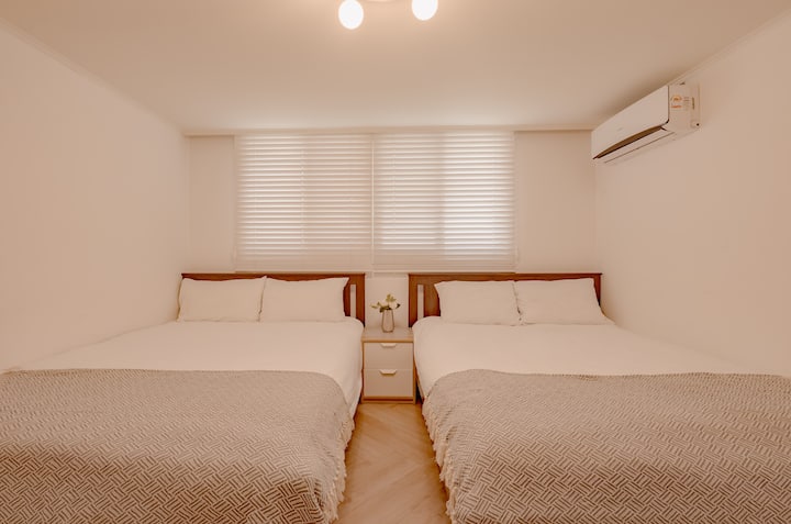 “넓고 포근한 퀸침대 2개가 준비된 아늑한 침실입니다. 가족, 친구와 함께 편안하고 여유로운 휴식을 즐겨보세요.”