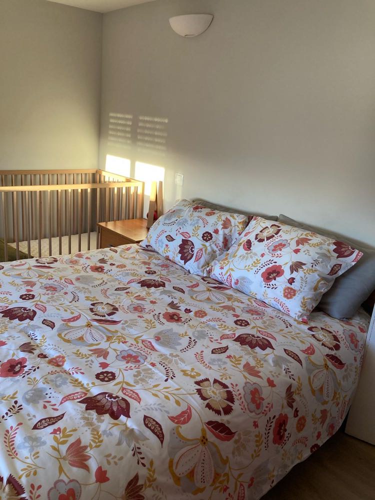 房间在一楼，双人床可俯瞰城市景观