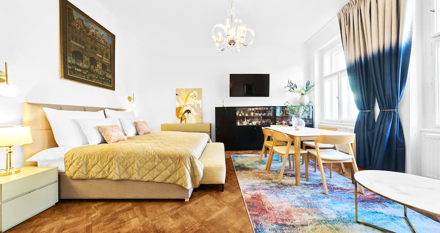 Chic 2 Bedroom Old Town Square Retreat