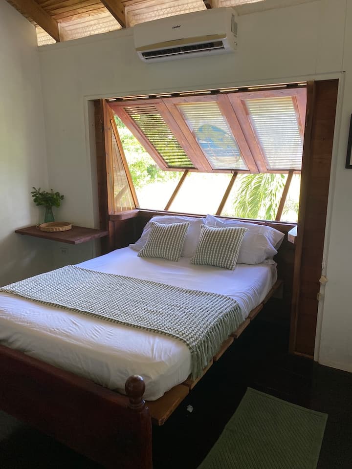 Втората спална соба нуди двоен/целосен кревет, клима уред, биро и доволно простор за складирање на вашите работи. 