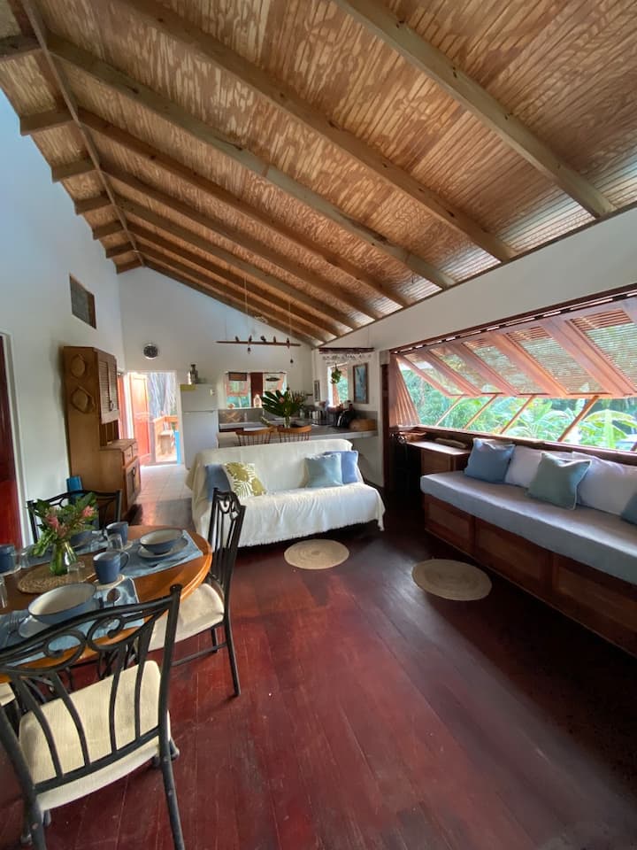 Дневниот простор има два кауча, од кои едниот (десно од фотографијата) може да послужи како удобен брачен/единечен кревет за спиење на петто лице. 
Трпезаријата обезбедува места за четири лица. Бирото над базенот гледа кон базенот и има приклучоци за струја во близина.
