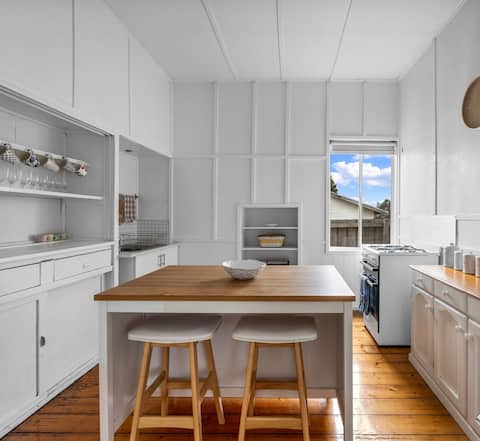 Canterbury Cottage - dog friendly (fully fenced)