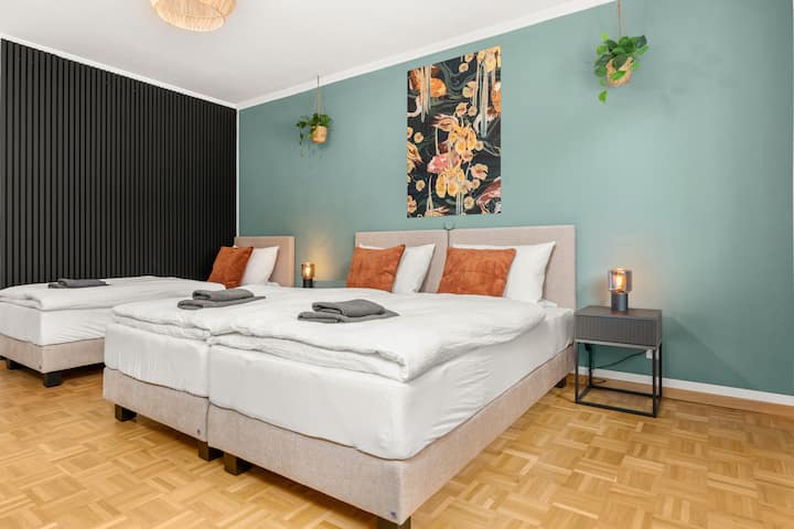 На ваше разположение е мобилно бебешко легло с матрак и калъф за апартамент, ако е необходимо. Във всички спални има достатъчно място до леглата. 