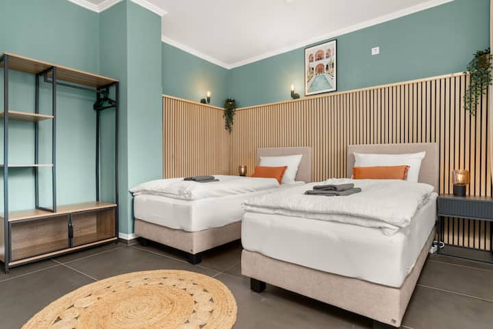 Прекарайте уютни вечери тук в приятна концепция за осветление. Стаята може да бъде затъмнена от завеси. 