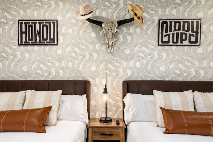 Sauna, Cowboy Pool, Vanity Room, Huge Patio, Wi-Fi gallery image 2