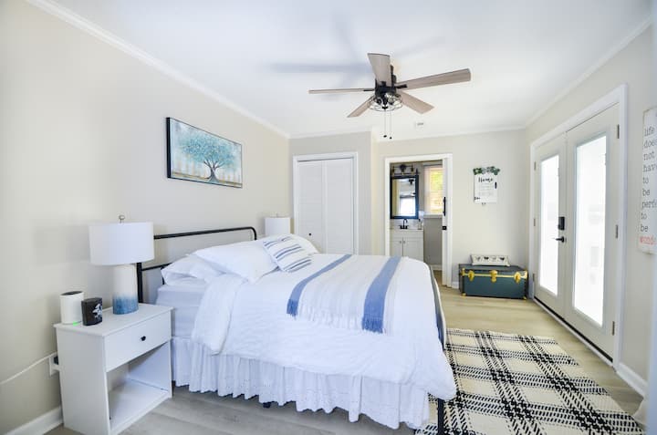  Во спокојниот апартман на првиот кат ве очекуваат слатки соништа, со хибриден БРАЧЕН кревет (широк 150-179 см), луксузна постелнина и сопствена сопствена бања за удобност и практичност. Најдобро од сѐ, има француска врата до задната тераса!