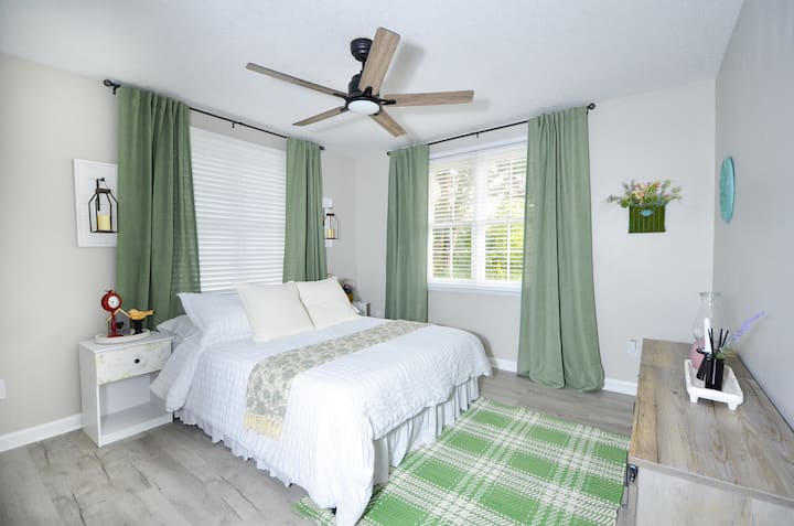 Мирно место за одмор за одличен ноќен сон во овој удобен апартман на вториот кат, со луксузен брачен кревет, неверојатен поглед кон шумата и доволно простор за вашите работи. Приватна бања со када. 