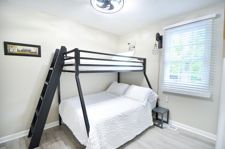 Совршена соба за млади или млади по душа! Двокреветната соба над креветот на спрат е забавно и удобно место за одмор по денот поминат во игра. Душекот близнак е дополнителна кадифена мемориска пена, а горниот близнак е средно цврст за да ги задоволи претпочитаните подесувања.