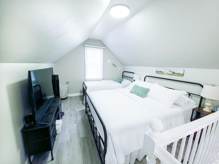 Брачен кревет (широк 150-179 см) и двокреветни кадифени кревети со телевизор Roku и најдобар поглед во куќата!