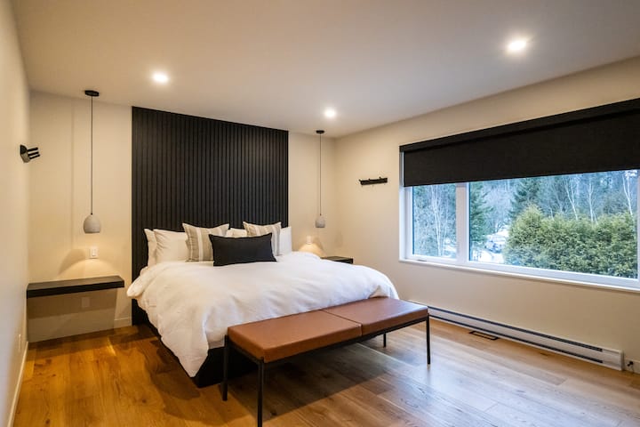 Chumba cha kifahari na cha kupumzika, kilicho katika sehemu ya "Le Petit Édouard", kilicho na kitanda cha ukubwa wa juu. Inafaa kwa ajili ya kulala kwa utulivu, inatoa mazingira ya karibu na yenye starehe, bora kwa ajili ya kuchaji betri zako kwa amani