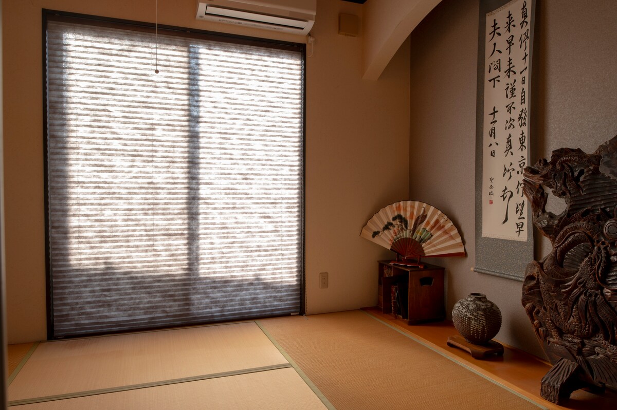 זהו חדר בסגנון יפני.נוצר "יפני" יפני יפני סביב מגילות תלויות.אחד הכיף הוא להתרוצץ עם מחצלות טטאמי לילדים!