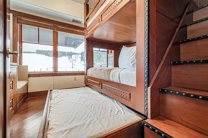 Chumba cha 2 cha kulala kina kitanda cha ghorofa cha ukubwa wa malkia kilicho na kivutio kimoja kinachofaa kwa familia au makundi. Pia ina televisheni ya burudani na madirisha makubwa yanayotoa mandhari nzuri ya milima.