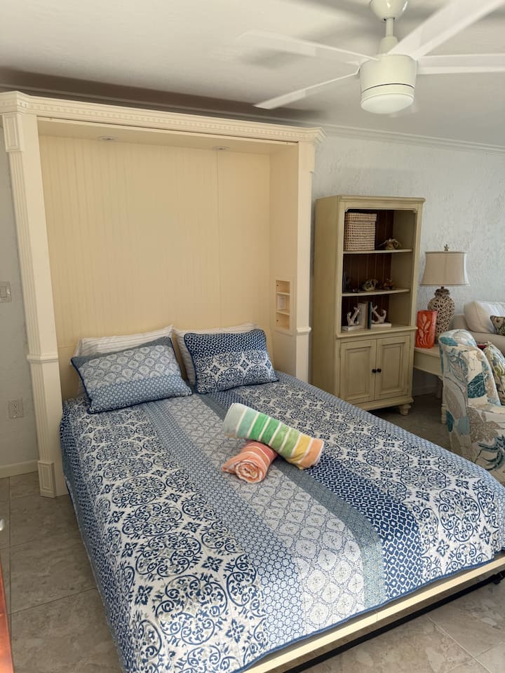 מזרן קווין סייז. ממוקם בצד הסטודיו של היחידה. 