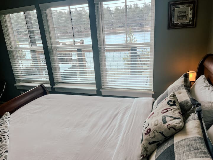 Acogedora cama tamaño queen con una hermosa vista al lago. Incluye un espacio de trabajo exclusivo, perfecto para trabajadores remotos.